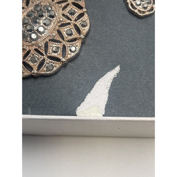 Lia Claiborne Boxed Necklace & Earring Set New - Picture 7 of 7